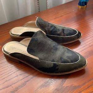 Very volatile. Slip ons. Good condition